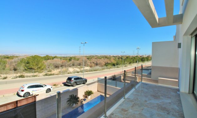 Återförsäljning - Villa -
Villamartín - Villamartin