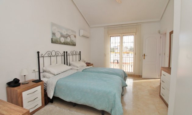 Resale - Villa -
Villamartín - Los Dolses