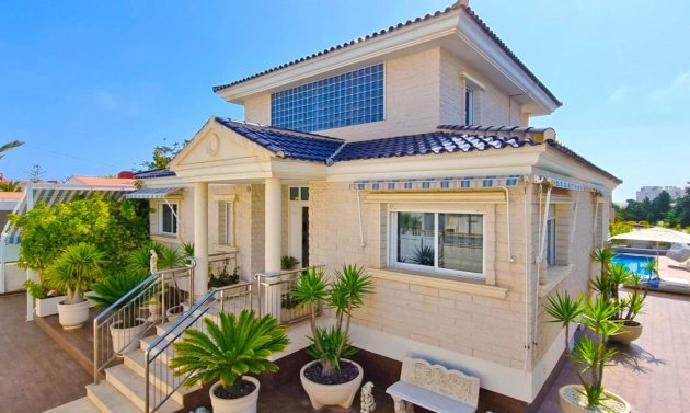 Resale - Villa -
Torrevieja - La Mata