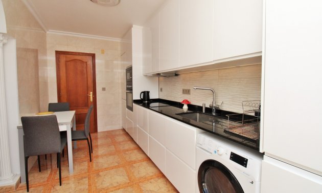 Resale - Apartment -
Villamartín - PAU 8