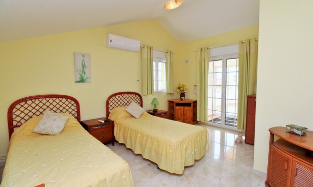 Resale - Villa -
Villamartín - Los Dolses