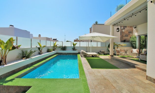 Återförsäljning - Villa -
Villamartín - Villamartin