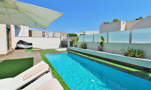 Återförsäljning - Villa -
Villamartín - Villamartin