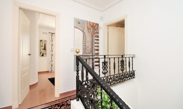 Resale - Villa -
Villamartín - Los Dolses