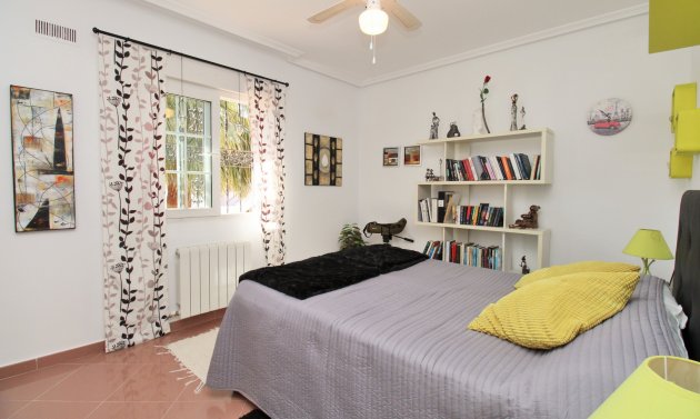Resale - Villa -
Villamartín - Los Dolses