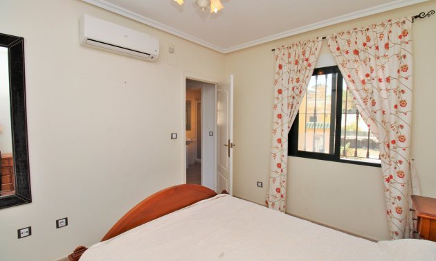 Återförsäljning - Detached Villa -
Villamartín - Villamartin