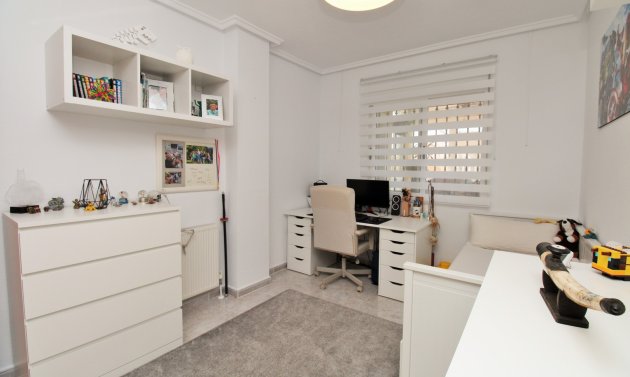 Återförsäljning - Villa -
Villamartín - Villamartin