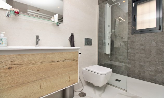 Wiederverkauf - Wohnung -
San Miguel de Salinas