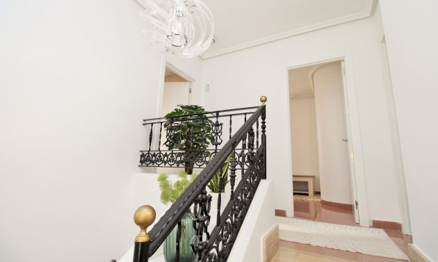 Återförsäljning - Detached Villa -
Villamartín - Los Dolses