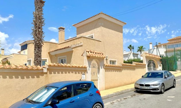 Resale - Villa -
Orihuela Costa - Villamartín