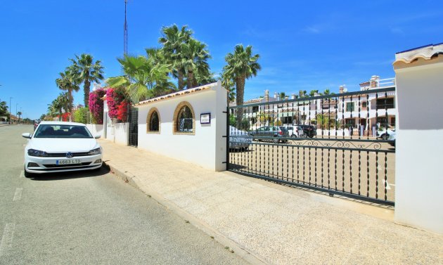 Resale - Villa -
Villamartín - PAU 8