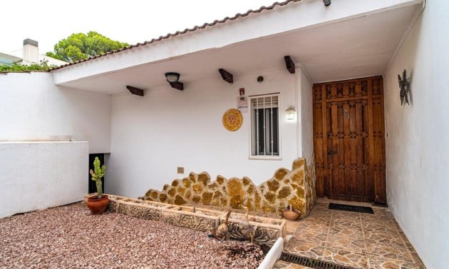 Resale - Villa -
Orihuela Costa - Villamartín