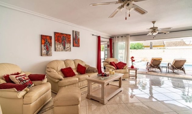 Resale - Villa -
Orihuela Costa - Villamartín