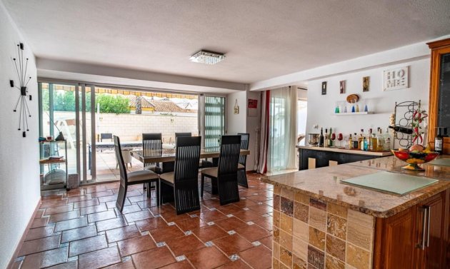 Resale - Villa -
Orihuela Costa - Villamartín