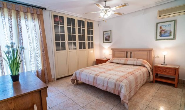 Resale - Villa -
Orihuela Costa - Villamartín