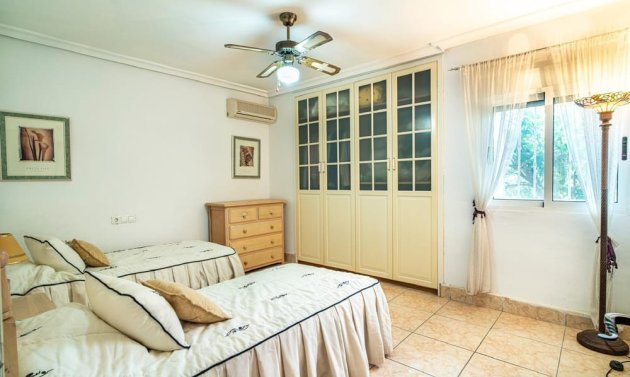 Resale - Villa -
Orihuela Costa - Villamartín