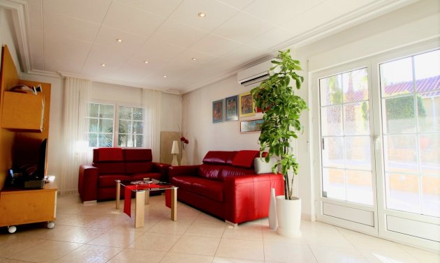 Resale - Villa -
Orihuela Costa - Villamartín