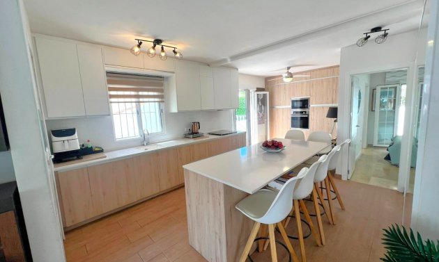 Resale - Villa -
Orihuela Costa - Villamartín