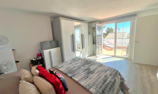 Resale - Villa -
Orihuela Costa - Villamartín