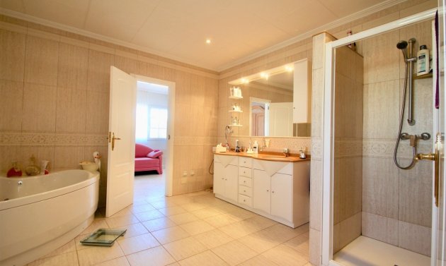Resale - Villa -
Orihuela Costa - Villamartín