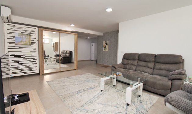 Återförsäljning - Villa -
Villamartín - Villamartin