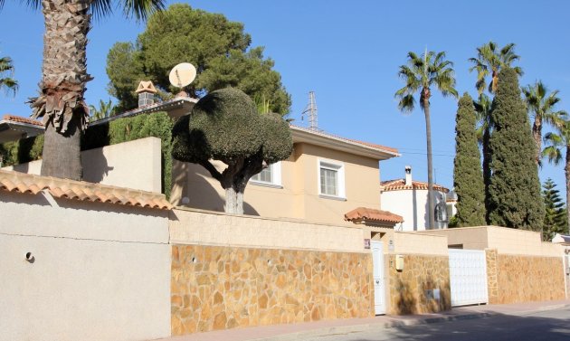 Resale - Villa -
Orihuela Costa - Villamartín