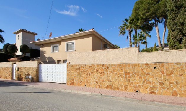 Resale - Villa -
Orihuela Costa - Villamartín