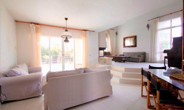 Resale - Villa -
Alicante - Campoamor