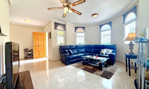 Resale - Villa -
Orihuela Costa - Villamartín
