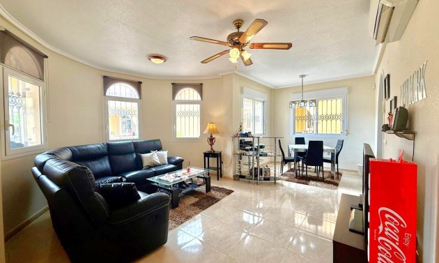 Resale - Villa -
Orihuela Costa - Villamartín