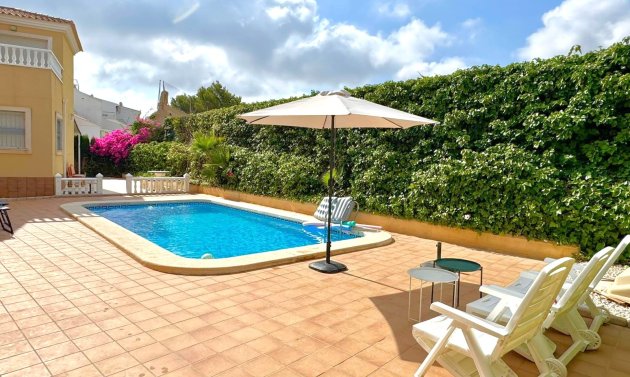 Resale - Villa -
Orihuela Costa - Villamartín