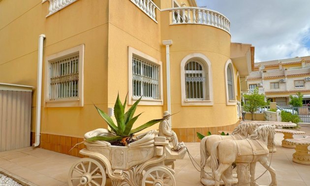 Resale - Villa -
Orihuela Costa - Villamartín