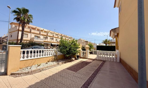 Resale - Villa -
Orihuela Costa - Villamartín