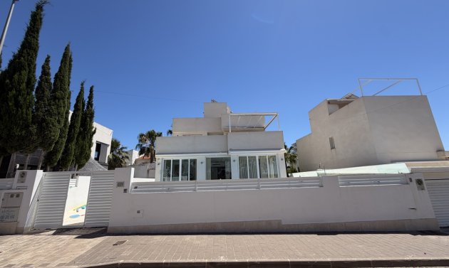 Återförsäljning - Villa -
Mil Palmeras
