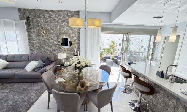 Resale - Villa -
Villamartín - Villamartin