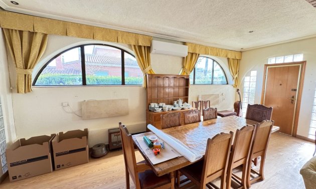 Resale - Villa -
Cabo Roig