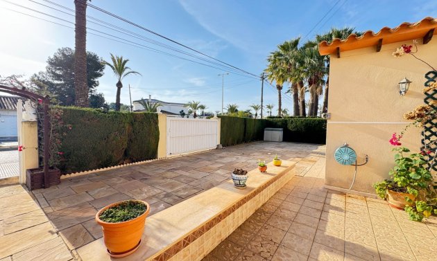 Resale - Villa -
Cabo Roig