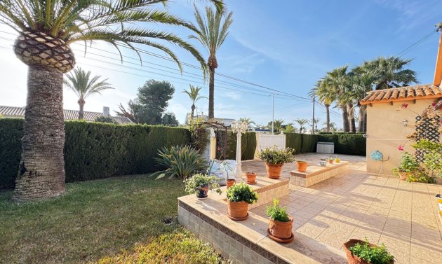 Resale - Villa -
Cabo Roig