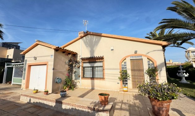 Resale - Villa -
Cabo Roig
