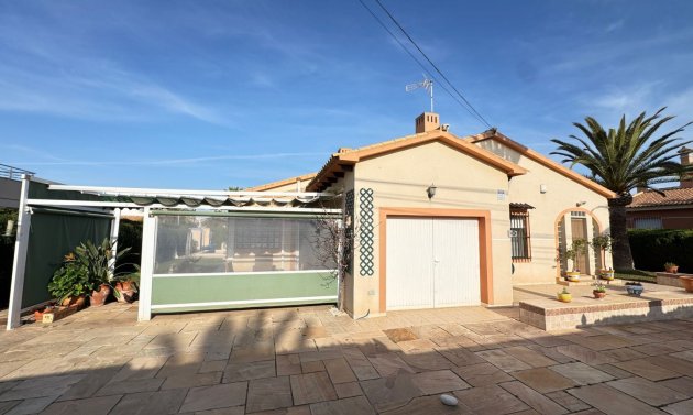 Resale - Villa -
Cabo Roig