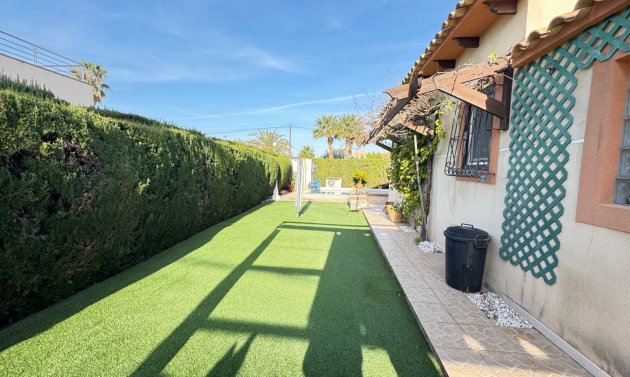 Resale - Villa -
Cabo Roig