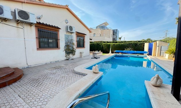 Resale - Villa -
Cabo Roig