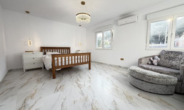 Resale - Villa -
Villamartín - Villamartin