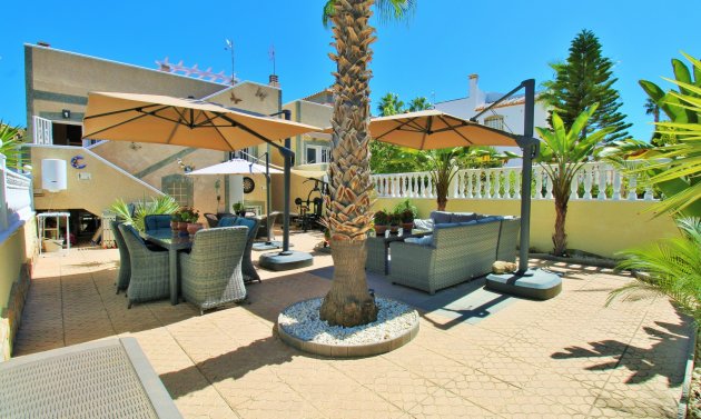 Återförsäljning - Villa -
Villamartín - Las Violetas