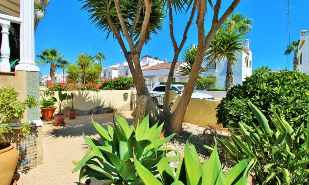 Återförsäljning - Villa -
Villamartín - Las Violetas