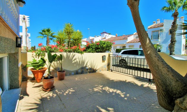 Återförsäljning - Villa -
Villamartín - Las Violetas