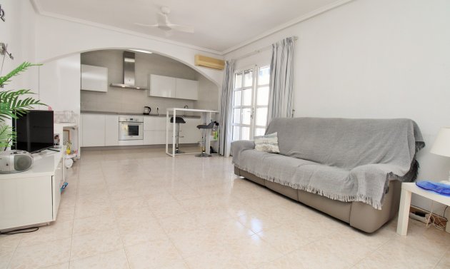 Återförsäljning - Villa -
Villamartín - Villamartin