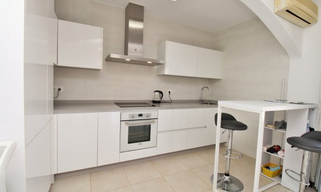 Återförsäljning - Villa -
Villamartín - Villamartin