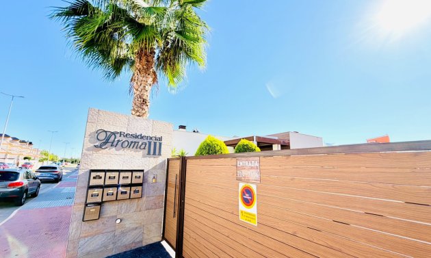 Resale - Semi Detached Villa -
Los Montesinos