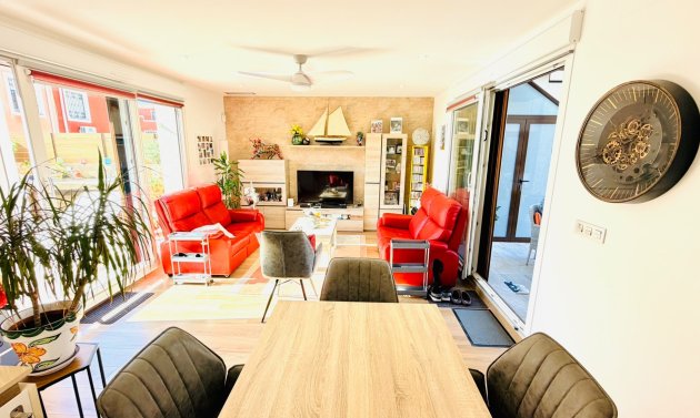 Resale - Semi Detached Villa -
Los Montesinos